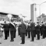 859212 Afbeelding van het N.S.-harmonieorkest op het Stationsplein te Weesp, tijdens de opening van het nieuwe N.S.-station.